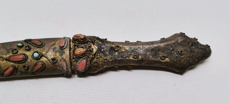 OSMANLI DÖNEMİ ÜZERİ BADEM MERCANLI VE ALTIN ÇAKMA İŞÇİLİKLİ TOMBAKLI ÇOK NADİR YENİÇERİ KUŞAK KAMASI