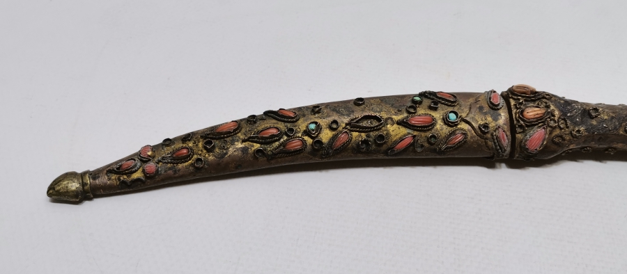 OSMANLI DÖNEMİ ÜZERİ BADEM MERCANLI VE ALTIN ÇAKMA İŞÇİLİKLİ TOMBAKLI ÇOK NADİR YENİÇERİ KUŞAK KAMASI