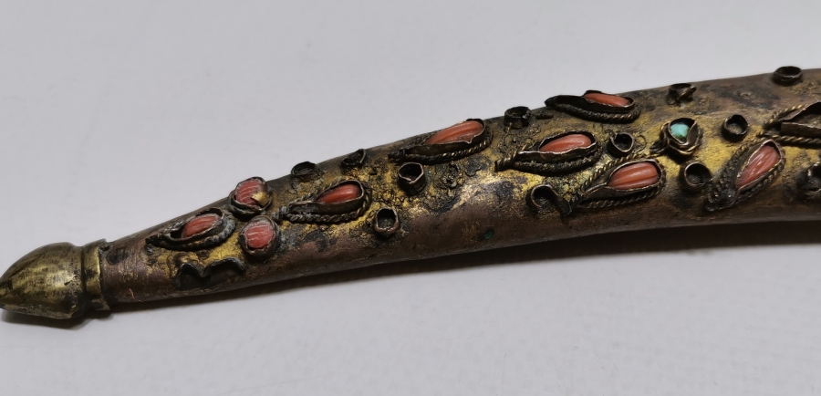 OSMANLI DÖNEMİ ÜZERİ BADEM MERCANLI VE ALTIN ÇAKMA İŞÇİLİKLİ TOMBAKLI ÇOK NADİR YENİÇERİ KUŞAK KAMASI