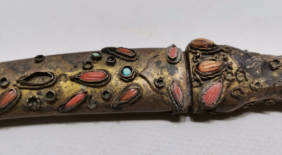 OSMANLI DÖNEMİ ÜZERİ BADEM MERCANLI VE ALTIN ÇAKMA İŞÇİLİKLİ TOMBAKLI ÇOK NADİR YENİÇERİ KUŞAK KAMASI