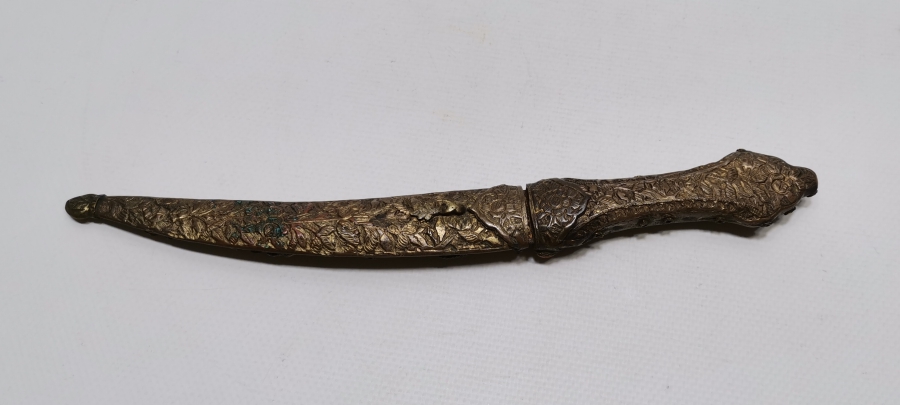 OSMANLI DÖNEMİ ÜZERİ BADEM MERCANLI VE ALTIN ÇAKMA İŞÇİLİKLİ TOMBAKLI ÇOK NADİR YENİÇERİ KUŞAK KAMASI