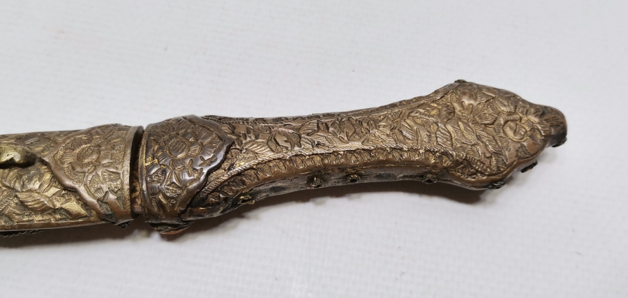 OSMANLI DÖNEMİ ÜZERİ BADEM MERCANLI VE ALTIN ÇAKMA İŞÇİLİKLİ TOMBAKLI ÇOK NADİR YENİÇERİ KUŞAK KAMASI