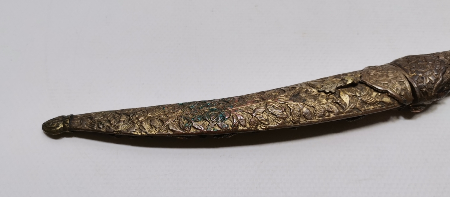 OSMANLI DÖNEMİ ÜZERİ BADEM MERCANLI VE ALTIN ÇAKMA İŞÇİLİKLİ TOMBAKLI ÇOK NADİR YENİÇERİ KUŞAK KAMASI