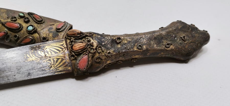 OSMANLI DÖNEMİ ÜZERİ BADEM MERCANLI VE ALTIN ÇAKMA İŞÇİLİKLİ TOMBAKLI ÇOK NADİR YENİÇERİ KUŞAK KAMASI