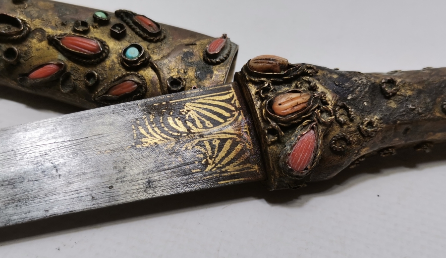 OSMANLI DÖNEMİ ÜZERİ BADEM MERCANLI VE ALTIN ÇAKMA İŞÇİLİKLİ TOMBAKLI ÇOK NADİR YENİÇERİ KUŞAK KAMASI