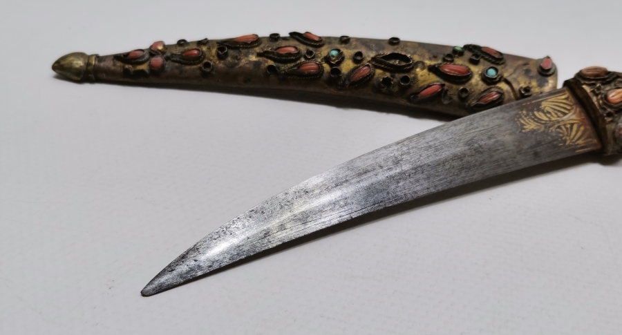 OSMANLI DÖNEMİ ÜZERİ BADEM MERCANLI VE ALTIN ÇAKMA İŞÇİLİKLİ TOMBAKLI ÇOK NADİR YENİÇERİ KUŞAK KAMASI