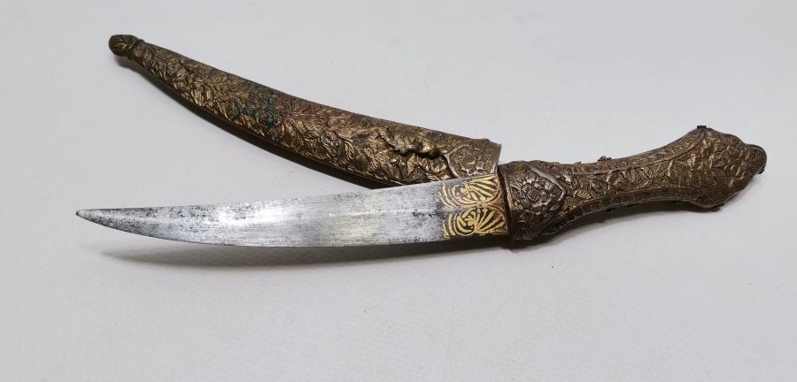 OSMANLI DÖNEMİ ÜZERİ BADEM MERCANLI VE ALTIN ÇAKMA İŞÇİLİKLİ TOMBAKLI ÇOK NADİR YENİÇERİ KUŞAK KAMASI