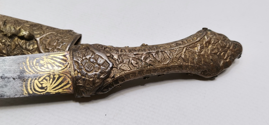 OSMANLI DÖNEMİ ÜZERİ BADEM MERCANLI VE ALTIN ÇAKMA İŞÇİLİKLİ TOMBAKLI ÇOK NADİR YENİÇERİ KUŞAK KAMASI