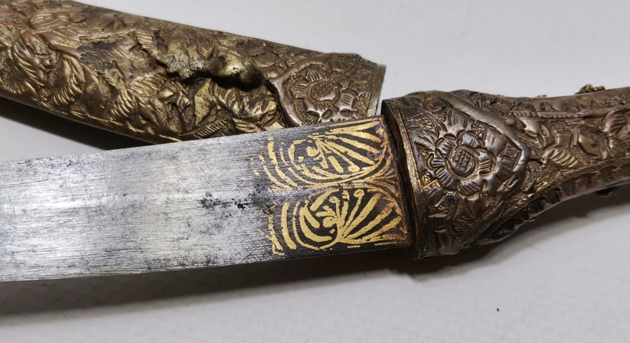 OSMANLI DÖNEMİ ÜZERİ BADEM MERCANLI VE ALTIN ÇAKMA İŞÇİLİKLİ TOMBAKLI ÇOK NADİR YENİÇERİ KUŞAK KAMASI