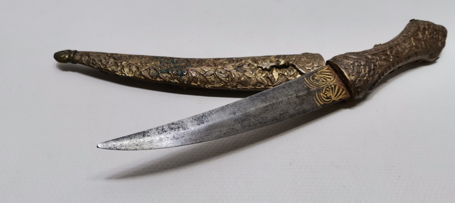 OSMANLI DÖNEMİ ÜZERİ BADEM MERCANLI VE ALTIN ÇAKMA İŞÇİLİKLİ TOMBAKLI ÇOK NADİR YENİÇERİ KUŞAK KAMASI