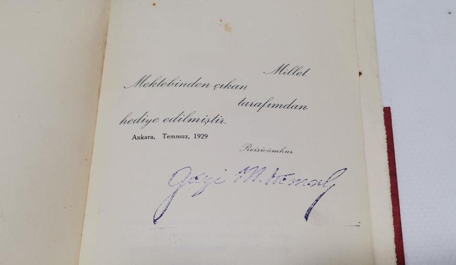 1929 TARİHLİ MUSTAFA KEMAL ATATÜRK İMZALI ÇOK NADİR MİLLET MEKTEPLERİNİN İLK MEZUNLARINDAN OLAN KİŞİLERE VERİLMİŞ DİPLOMA PARÇASI