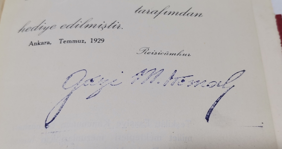 1929 TARİHLİ MUSTAFA KEMAL ATATÜRK İMZALI ÇOK NADİR MİLLET MEKTEPLERİNİN İLK MEZUNLARINDAN OLAN KİŞİLERE VERİLMİŞ DİPLOMA PARÇASI