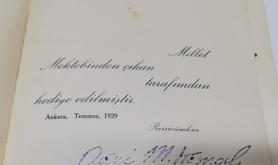 1929 TARİHLİ MUSTAFA KEMAL ATATÜRK İMZALI ÇOK NADİR MİLLET MEKTEPLERİNİN İLK MEZUNLARINDAN OLAN KİŞİLERE VERİLMİŞ DİPLOMA PARÇASI