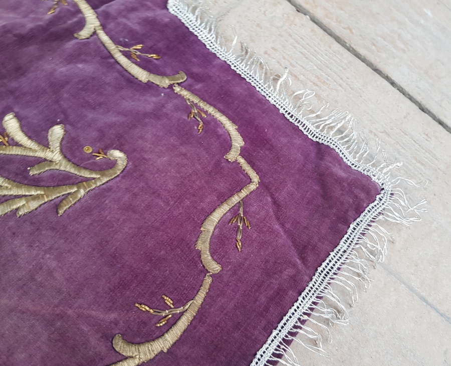 KADİFE ÜZERİ SIRMA İŞÇİLİKLİ OSMANLI DÖNEMİ GELİN BOHÇASI