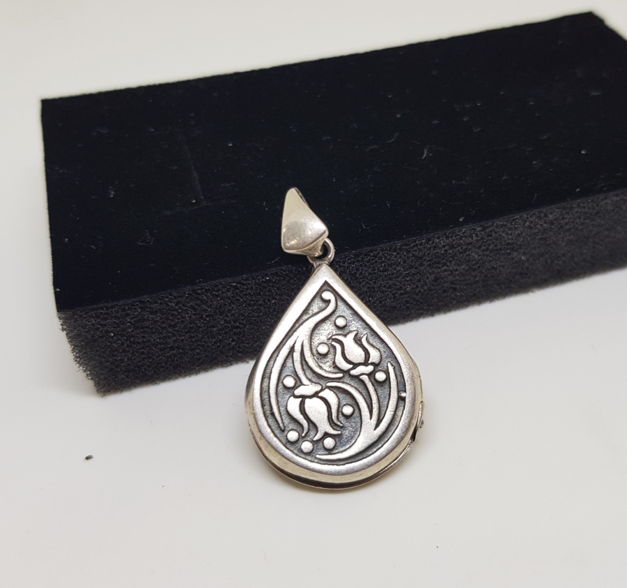 İÇİNDE AYETEL KÜRSİ YAZILI ÖZEL YAPIM ARMUDİ FORMLU KAPAKLI GÜMÜŞ KOLYE UCU