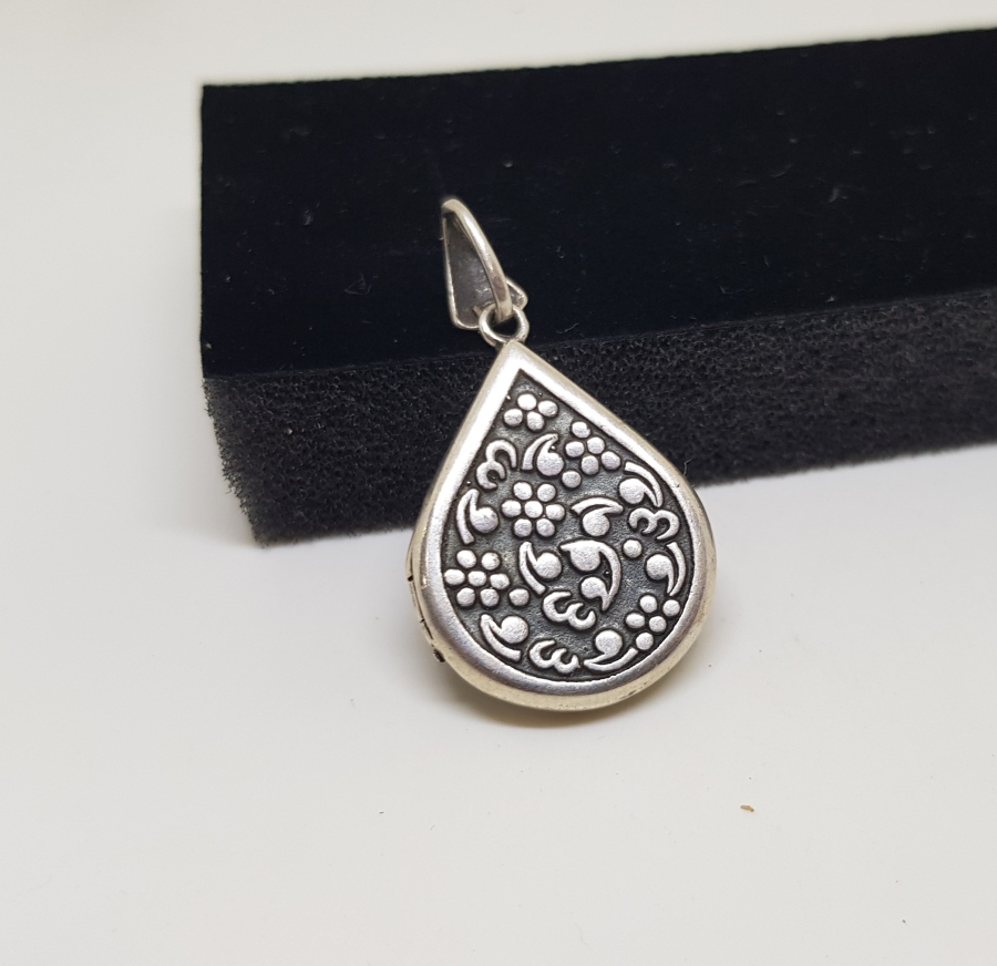 İÇİNDE AYETEL KÜRSİ YAZILI ÖZEL YAPIM ARMUDİ FORMLU KAPAKLI GÜMÜŞ KOLYE UCU