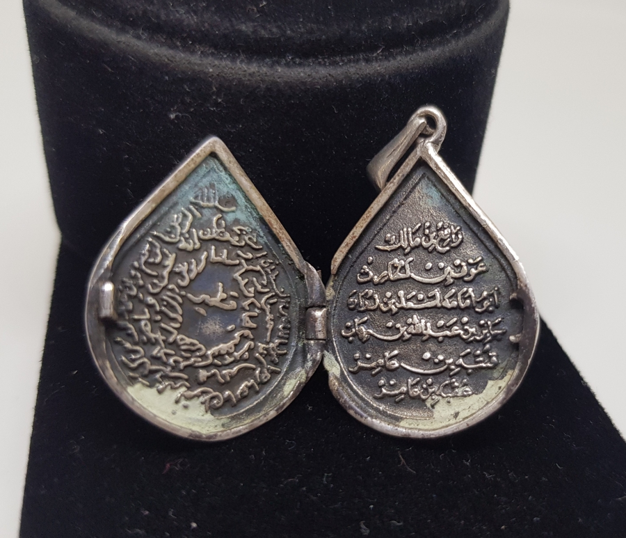 İÇİNDE AYETEL KÜRSİ YAZILI ÖZEL YAPIM ARMUDİ FORMLU KAPAKLI GÜMÜŞ KOLYE UCU