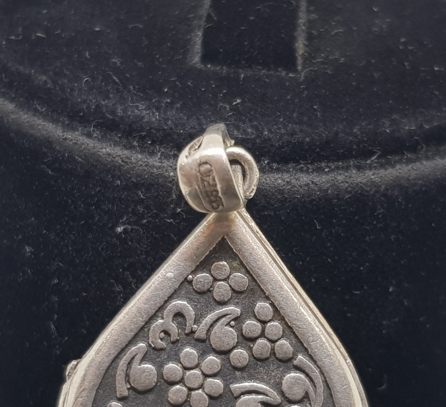 İÇİNDE AYETEL KÜRSİ YAZILI ÖZEL YAPIM ARMUDİ FORMLU KAPAKLI GÜMÜŞ KOLYE UCU