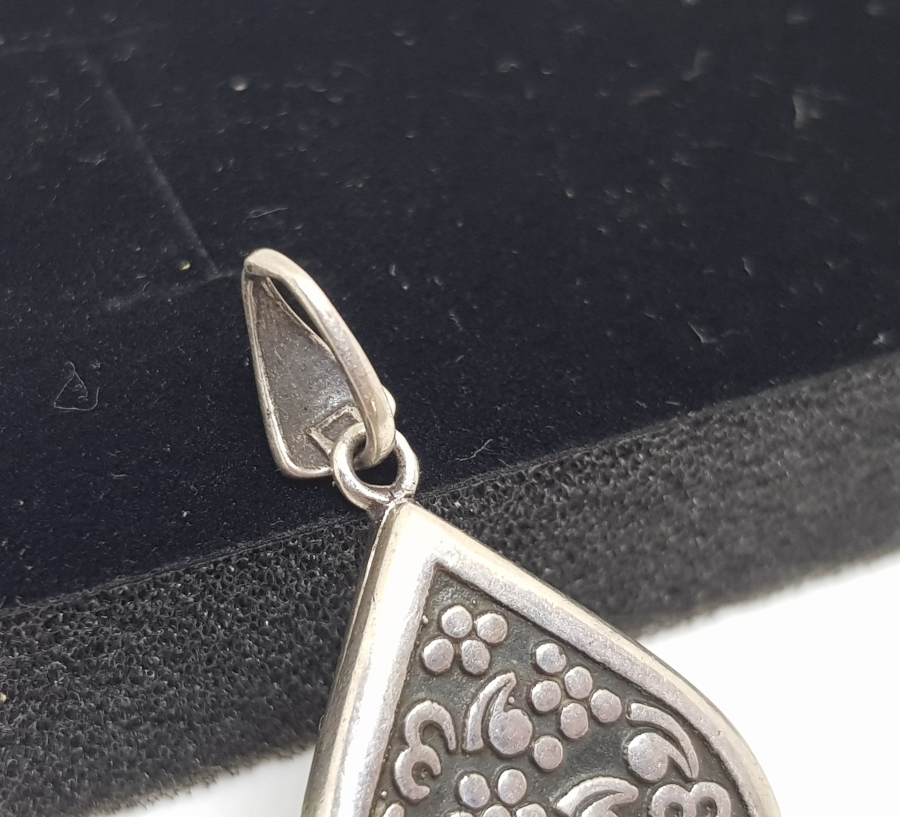 İÇİNDE AYETEL KÜRSİ YAZILI ÖZEL YAPIM ARMUDİ FORMLU KAPAKLI GÜMÜŞ KOLYE UCU