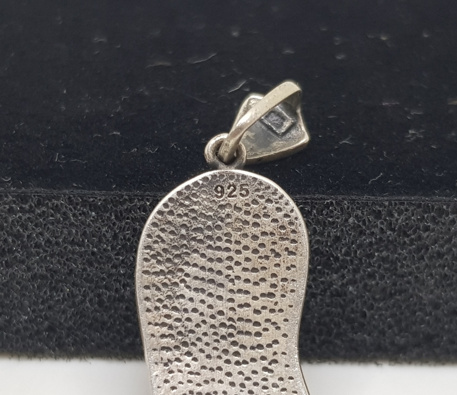 PEYGAMBER EFENDİMİZİN NALINI ŞERİFİ FORMUNDA YAPILMIŞ GÜMÜŞ KOLYE UCU