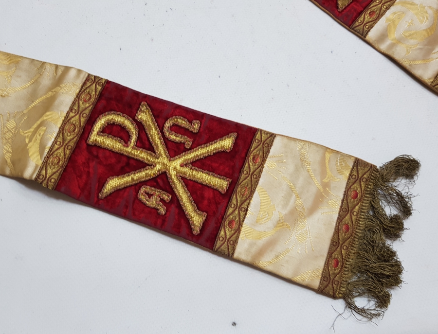 ÜZERİ RUMCA YAZILI GÜMÜŞ SIRMA İŞÇİLİKLİ OSMANLI DÖNEMİ İPEK PAPAZ ATKISI