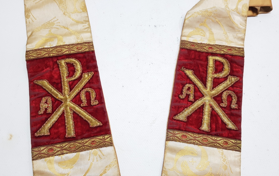 ÜZERİ RUMCA YAZILI GÜMÜŞ SIRMA İŞÇİLİKLİ OSMANLI DÖNEMİ İPEK PAPAZ ATKISI