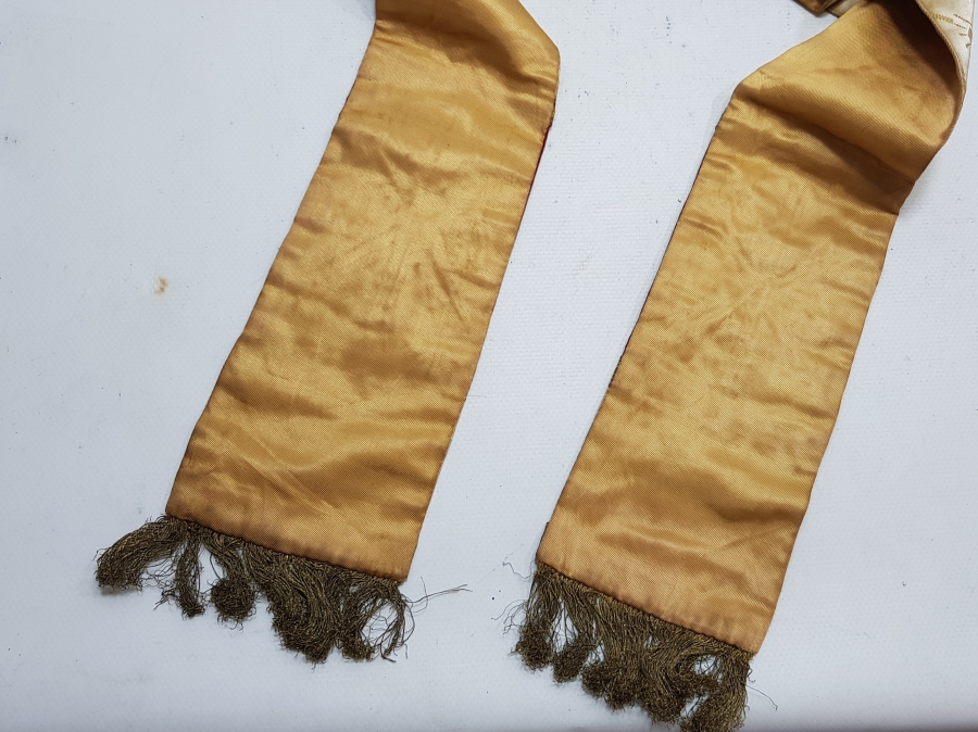 ÜZERİ RUMCA YAZILI GÜMÜŞ SIRMA İŞÇİLİKLİ OSMANLI DÖNEMİ İPEK PAPAZ ATKISI