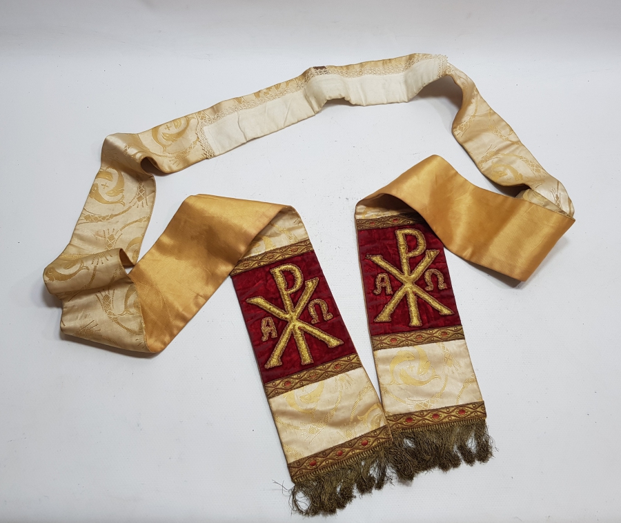 ÜZERİ RUMCA YAZILI GÜMÜŞ SIRMA İŞÇİLİKLİ OSMANLI DÖNEMİ İPEK PAPAZ ATKISI