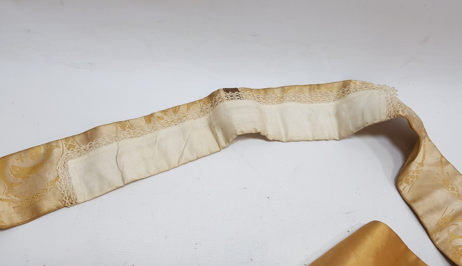 ÜZERİ RUMCA YAZILI GÜMÜŞ SIRMA İŞÇİLİKLİ OSMANLI DÖNEMİ İPEK PAPAZ ATKISI