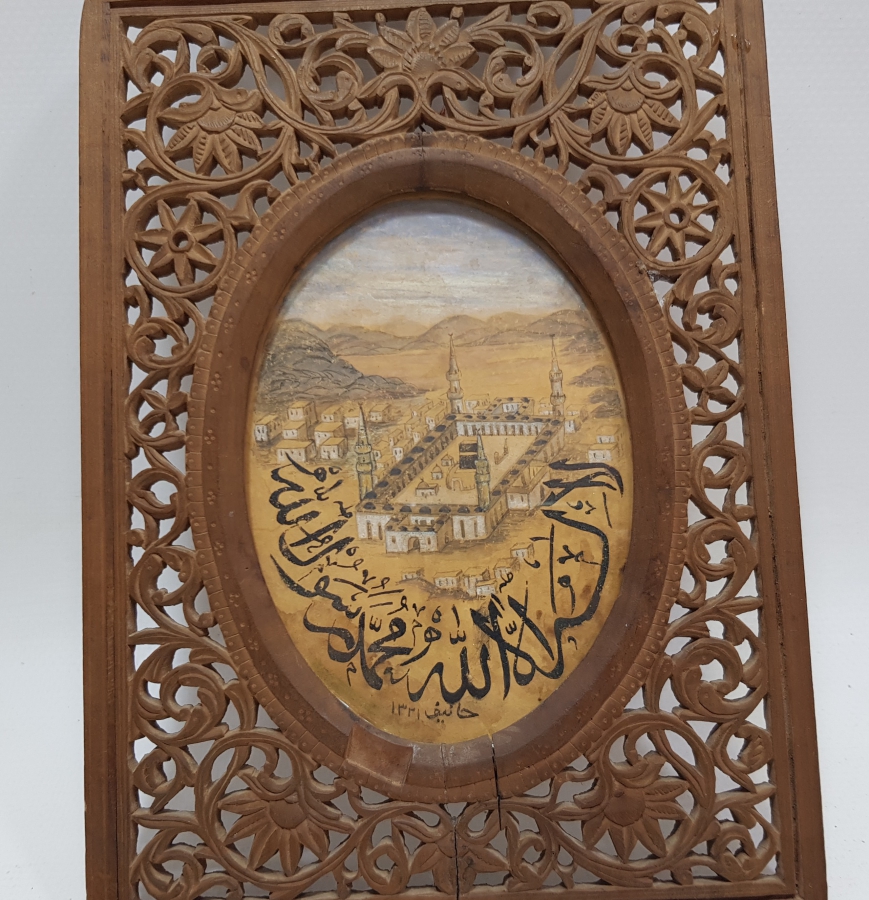 EL OYMA RUMİ VE BİTKİSEL MOTİFLİ ÇERÇEVESİNDE EL ÇİZİMİ KABE MİNYATÜRÜ