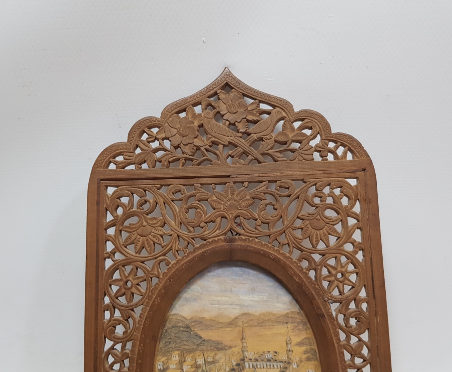 EL OYMA RUMİ VE BİTKİSEL MOTİFLİ ÇERÇEVESİNDE EL ÇİZİMİ KABE MİNYATÜRÜ