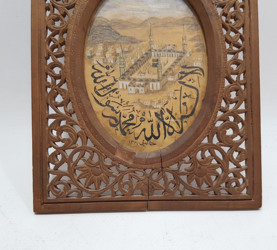 EL OYMA RUMİ VE BİTKİSEL MOTİFLİ ÇERÇEVESİNDE EL ÇİZİMİ KABE MİNYATÜRÜ