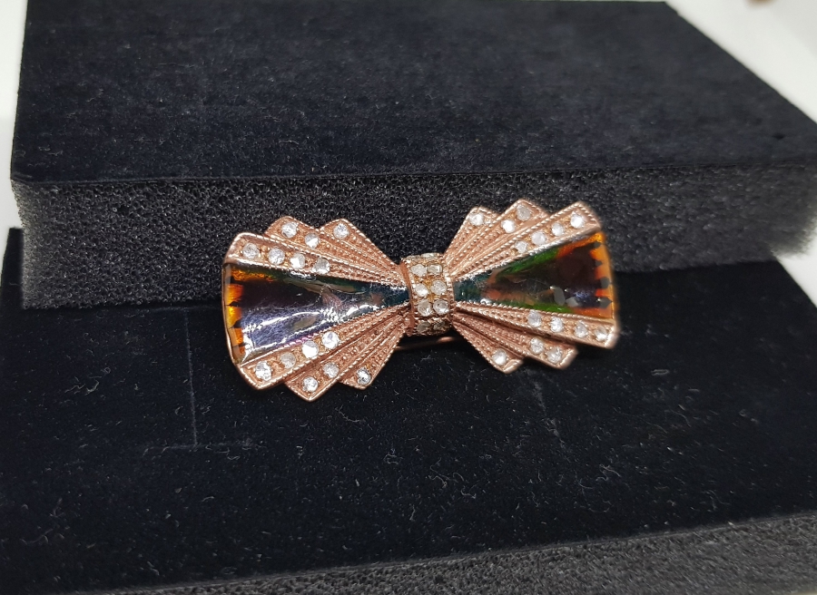 ELMAS TAŞLI VE MİNE İŞÇİLİKLİ PAPYON MODEL BROŞ