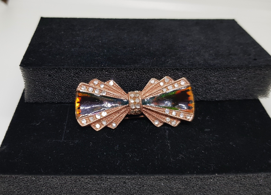 ELMAS TAŞLI VE MİNE İŞÇİLİKLİ PAPYON MODEL BROŞ