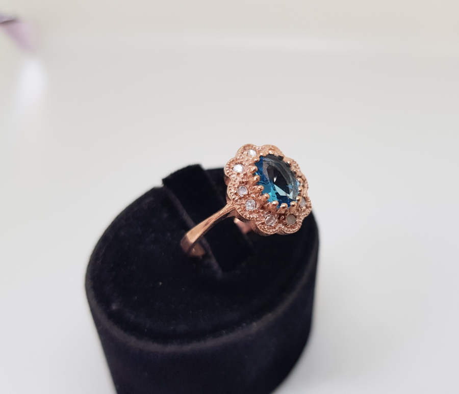 SAFİR VE ELMAS TAŞLI PAPATYA MODEL YÜZÜK