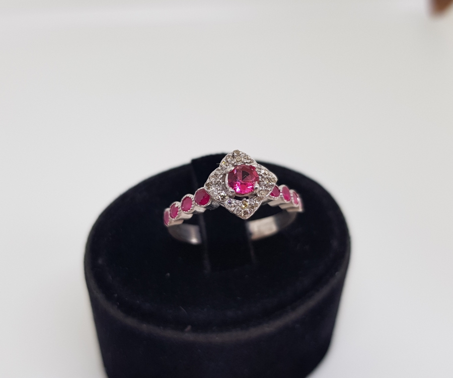 PIRLANTA VE YAKUT TAŞLI KARE MODEL YÜZÜK