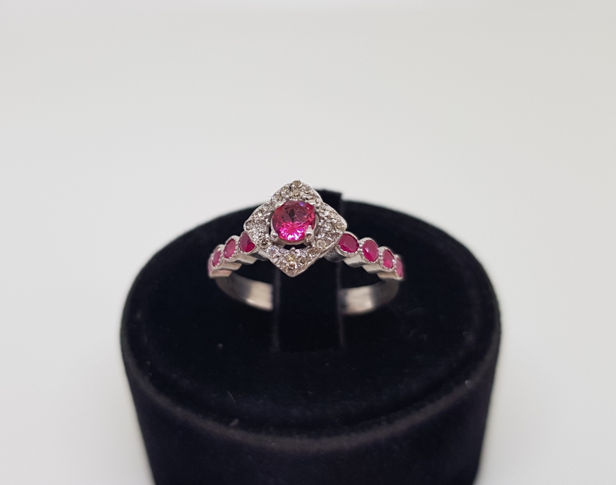 PIRLANTA VE YAKUT TAŞLI KARE MODEL YÜZÜK