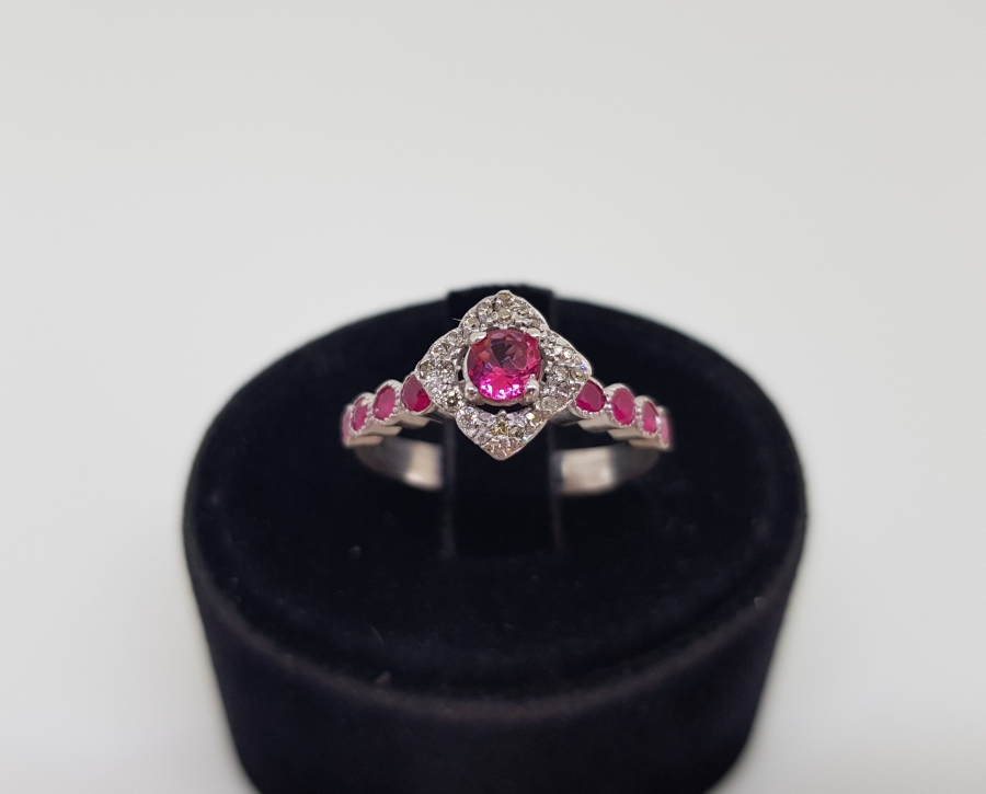 PIRLANTA VE YAKUT TAŞLI KARE MODEL YÜZÜK