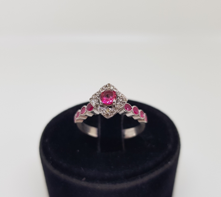 PIRLANTA VE YAKUT TAŞLI KARE MODEL YÜZÜK