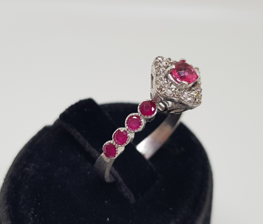 PIRLANTA VE YAKUT TAŞLI KARE MODEL YÜZÜK