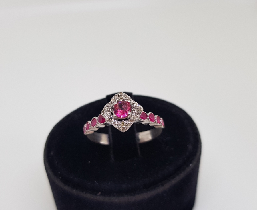 PIRLANTA VE YAKUT TAŞLI KARE MODEL YÜZÜK