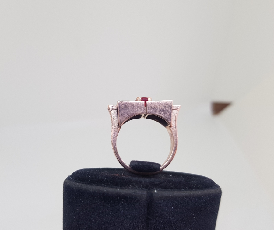 ELMAS VE YAKUT TAŞLI DİKDÖRTGEN MODEL YÜZÜK