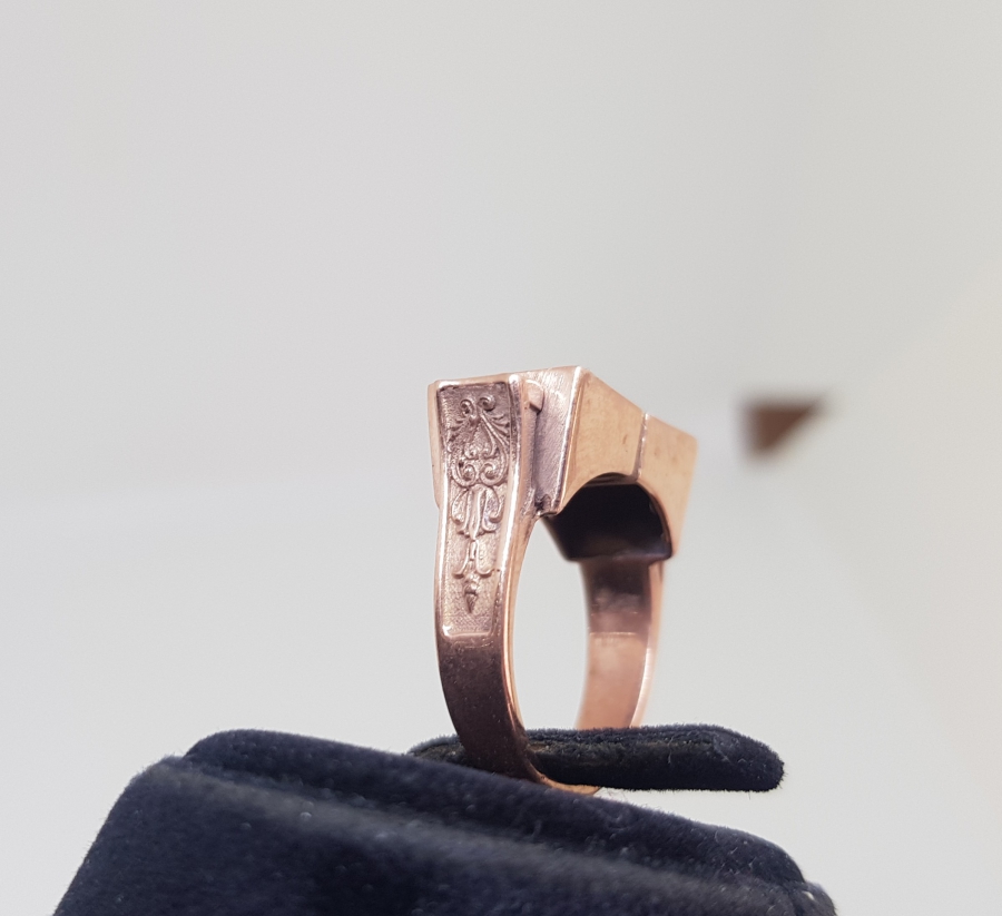 ELMAS VE YAKUT TAŞLI DİKDÖRTGEN MODEL YÜZÜK