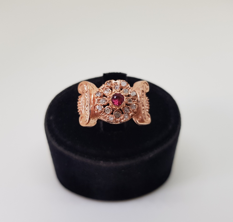 ÜZERİNDE ELMAS VE YAKUT TAŞLARI BULUNAN KOÇ BAŞI MODELİ YÜZÜK