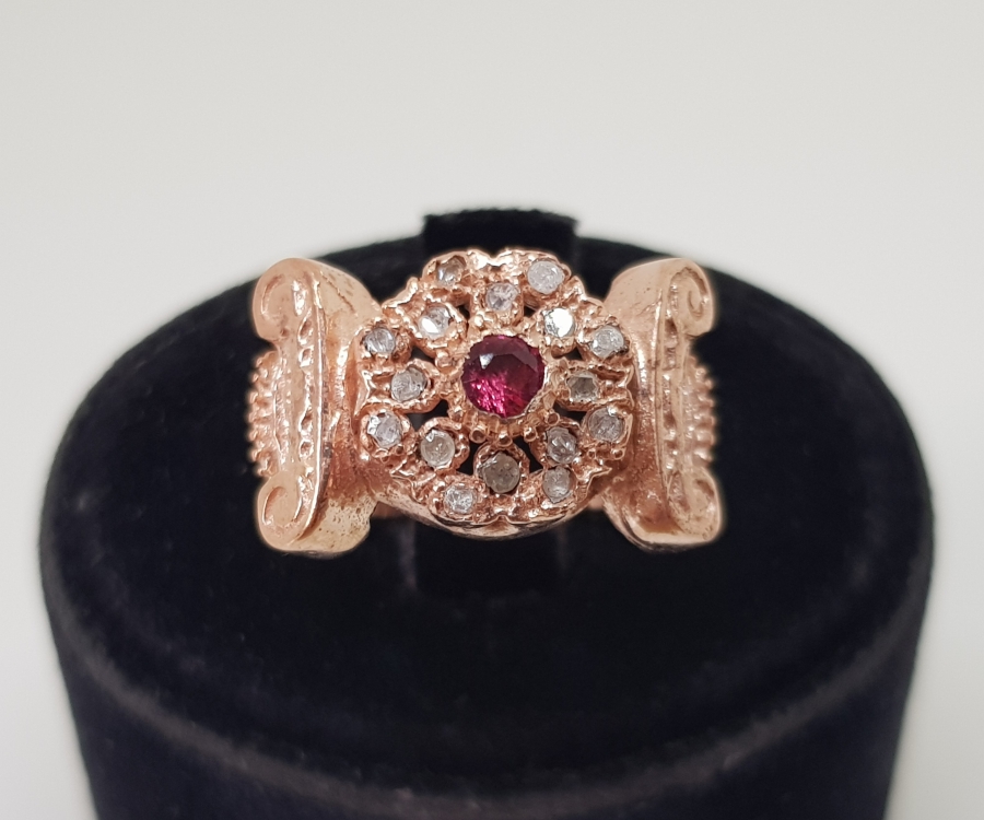 ÜZERİNDE ELMAS VE YAKUT TAŞLARI BULUNAN KOÇ BAŞI MODELİ YÜZÜK