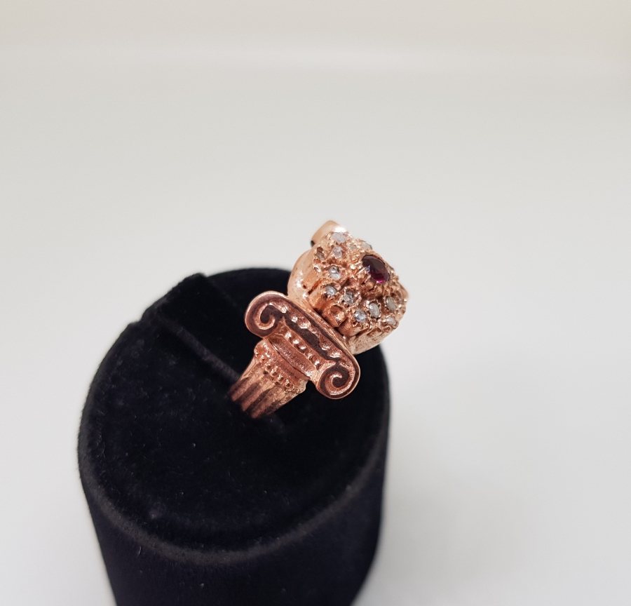 ÜZERİNDE ELMAS VE YAKUT TAŞLARI BULUNAN KOÇ BAŞI MODELİ YÜZÜK