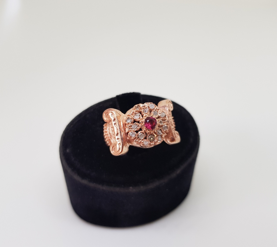 ÜZERİNDE ELMAS VE YAKUT TAŞLARI BULUNAN KOÇ BAŞI MODELİ YÜZÜK