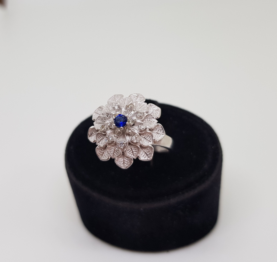 PIRLANTA VE SAFİR TAŞLI YAPRAKLI ÇİÇEK MODEL YÜZÜK