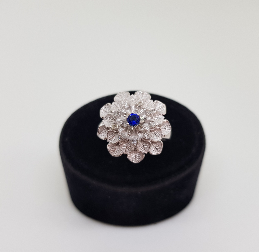 PIRLANTA VE SAFİR TAŞLI YAPRAKLI ÇİÇEK MODEL YÜZÜK