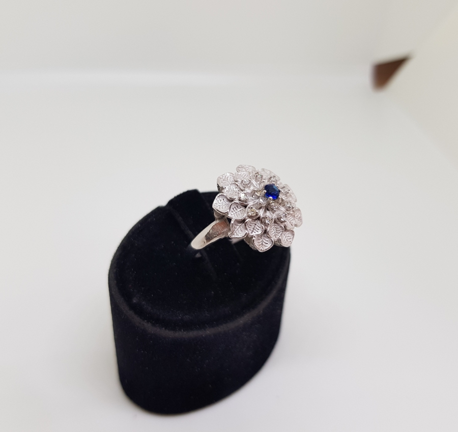 PIRLANTA VE SAFİR TAŞLI YAPRAKLI ÇİÇEK MODEL YÜZÜK